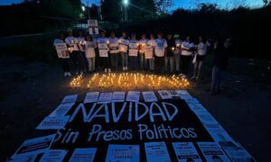Familiares de “presos políticos” hacen vigilia en cárcel El Rodeo I para exigir su libertad