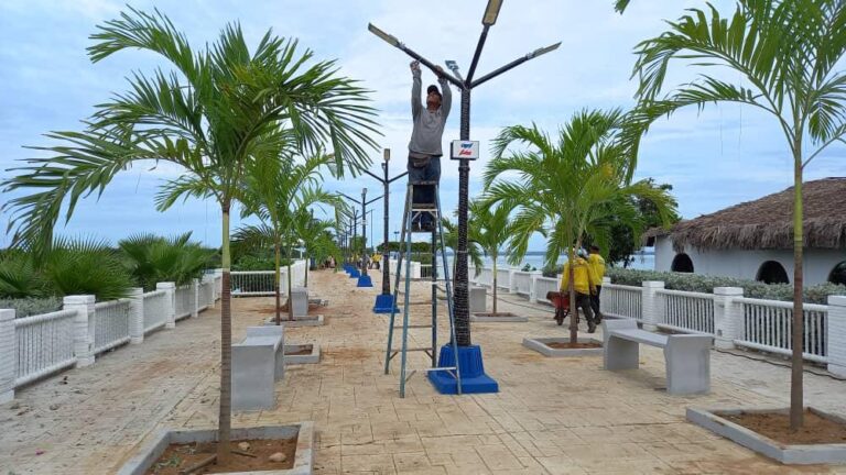 Continúan trabajos de recuperación y modernización de la Plaza El Buen Maestro