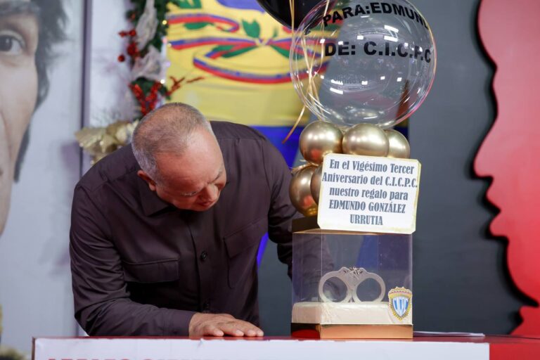 Cabello amenaza a González Urrutia con unas esposas decoradas en caja de regalo