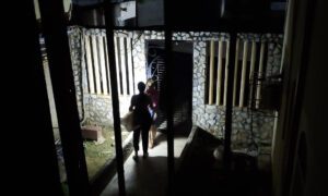 Cinco familias del sector 07 de San Jacinto llevan meses sin luz por falla de voltaje
