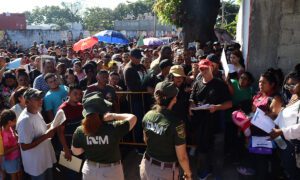 Migrantes en frontera sur de México buscan acelerar trámites previo a comicios en EE. UU.