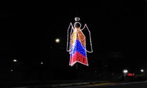 Corpoelec enciende el Angelito de Amparo con luces tricolor