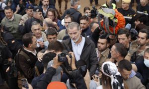 Reyes de España son recibidos con barro e insultos en Paiporta