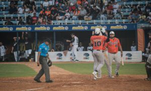 Águilas divide ante Caribes tras caer 11×3