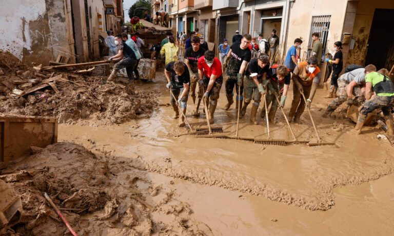 Migrantes latinos en España están en riesgo de exclusión de ayudas por temporal