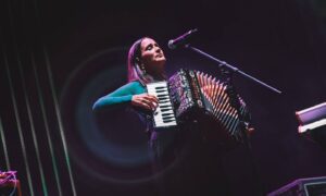 Los Grammy Latinos honran a Vivir Quintana y Julieta Venegas como líderes en la música