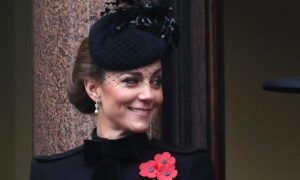 Kate Middleton reaparece con la familia real en homenaje del Día del Recuerdo
