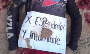 Dejan un cartel en el pecho de presunto vendedor de drogas asesinado en Machiques
