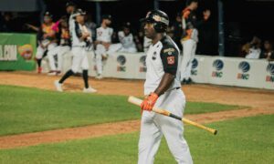 Tiburones se impuso 13-7 ante Águilas en el inicio de la serie fuera de casa