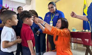 Gobernación entrega lentes correctivos a 100 escolares