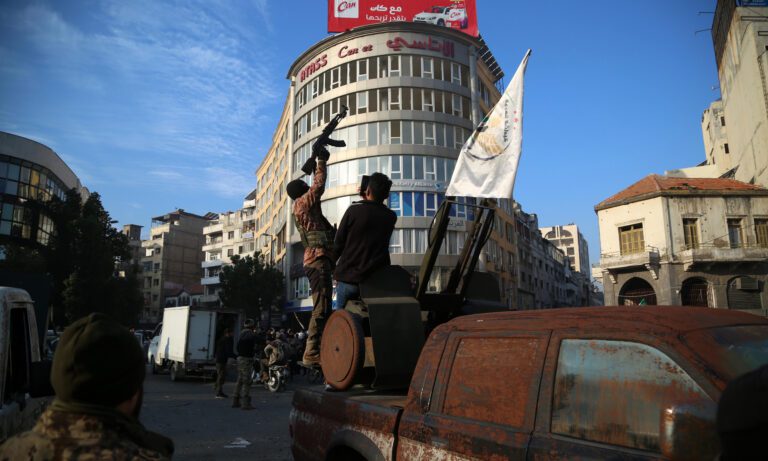 Insurgentes toman la capital siria y declaran el fin del régimen de El Asad