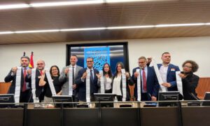 Oposición presenta las actas electorales ante el Parlamento de Madrid