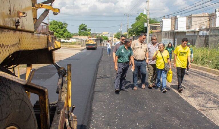 Alcaldía inicia asfaltado de 1.2 kilómetros en la vía principal de Lago Azul