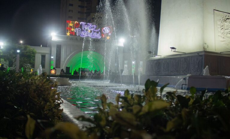 Alcaldía enciende la Navidad en la Plaza de la República por tercer año consecutivo