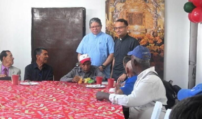 Abuelos disfrutan del almuerzo navideño en el comedor de la Basílica