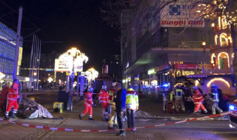 Un auto atropella a varias personas en un mercadillo navideño en Alemania