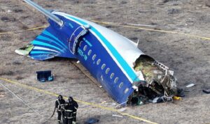 Fuentes del Gobierno azerbaiyano aseguran que avión de AZAL fue alcanzado por un misil ruso