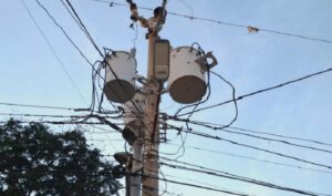 Vecinos del barrio Dalia de Fernández llevan 4 meses sin luz por transformador dañado