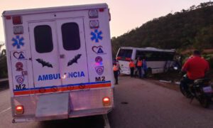 Vuelco de autobús en Carabobo deja 23 heridos