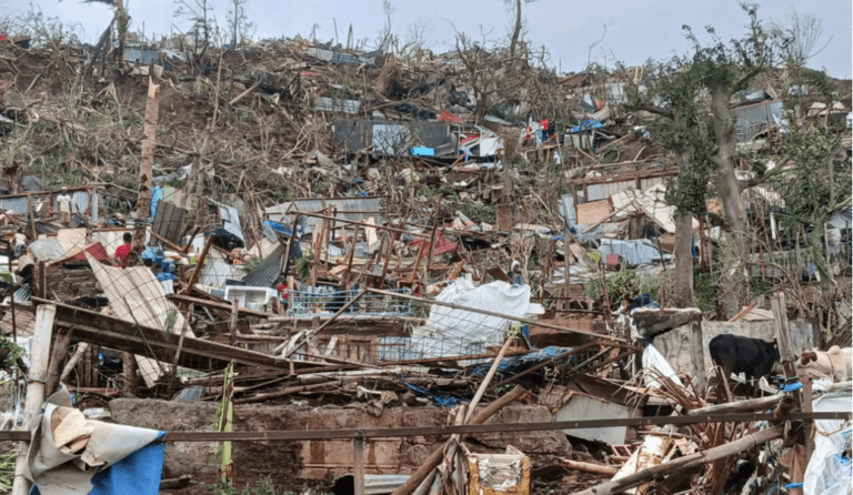 Suman al menos 20 muertos por paso de ciclón en el archipiélago francés Mayotte