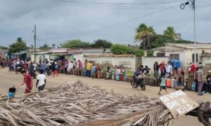 Hasta 12 horas de cola hacen los habitantes de Guajira para surtir gas