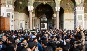 Miles de personas celebran la caída del Gobierno de Al Asad en diferentes puntos de Siria