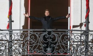 David Bisbal canta el villancico venezolano “Mi burrito sabanero” en la Puerta del Sol, en Madrid