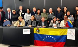 González Urrutia se reúne con migrantes en Estrasburgo: Me dieron “energía y esperanza”