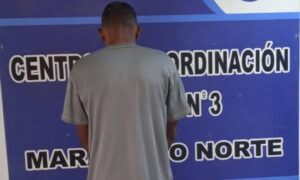 Vigilante roba 16 botellas de licor en supermercado de Delicias Norte y queda grabado