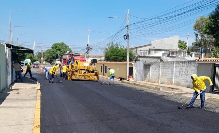 Avanzan trabajos de recuperación vial en las urbanizaciones Canaima y La California de Maracaibo