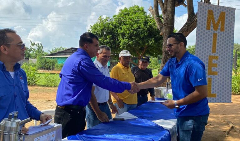 Gobernación entrega créditos, aportes y kits agropecuarios a productores