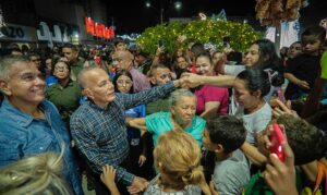 Rosales da inicio a la Navidad en Lagunillas con el encendido de luces