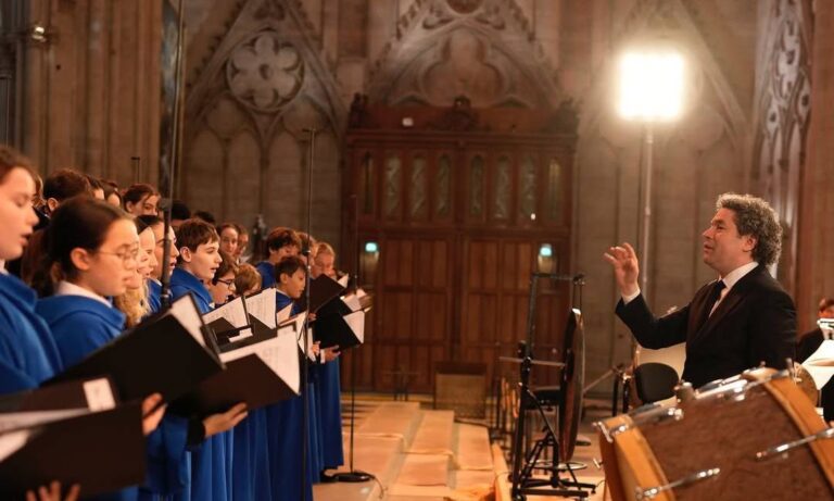 Gustavo Dudamel brilla con la Filarmónica de Radio Francia en la reapertura de Notre Dame