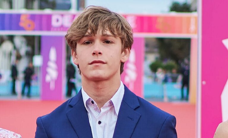 Muere al caer de un vehículo en movimiento Hudson Meek, de “Baby Driver”