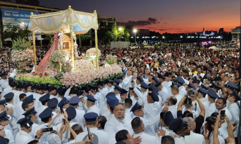 La Chinita regresa a su nicho tras la tradicional Aurora