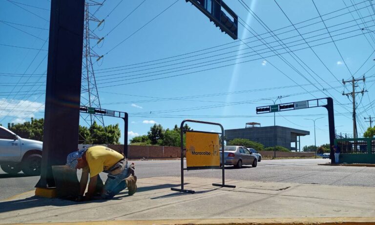 Imtcuma recupera semáforos vandalizados en la avenida 16 Guajira y la calle 15 K