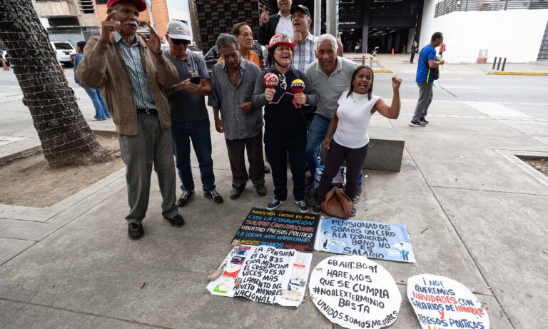 Pensionados protestan al cumplirse 1.000 días sin aumento del salario mínimo