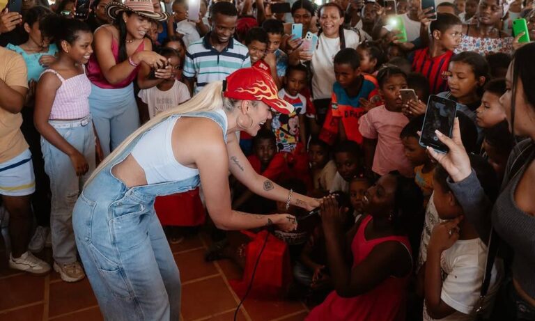 Karol G lleva regalos de Navidad a niños de madres adolescentes en Colombia