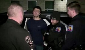 Acusan a sospechoso de matar a CEO de aseguradora UnitedHealthcare de delitos de armas y falsificación