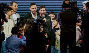 Miles de admiradores reciben a Messi en un concierto benéfico en Bakú