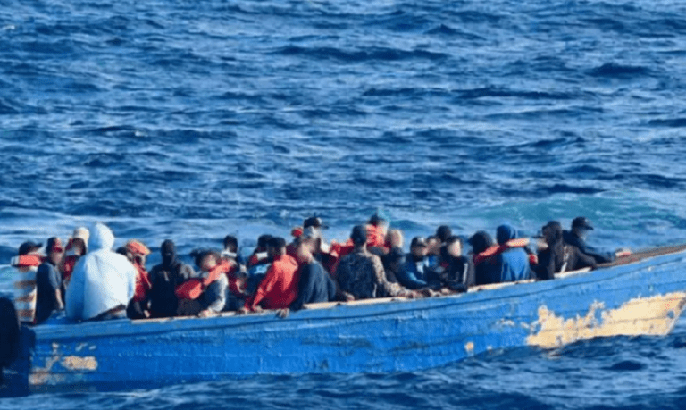 Detienen a migrante venezolana tras desembarcar en el norte de Puerto Rico