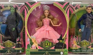Demandan a Mattel por vender muñecas de “Wicked” que incluían enlace a página porno