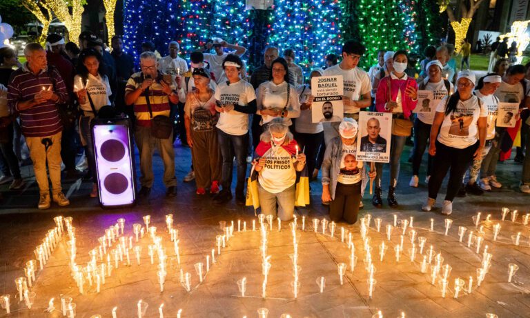 Familias de “presos políticos” exigen su libertad y el cese de la “represión”