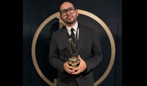 El cantante Samuel Troc gana el premio Arpa en México