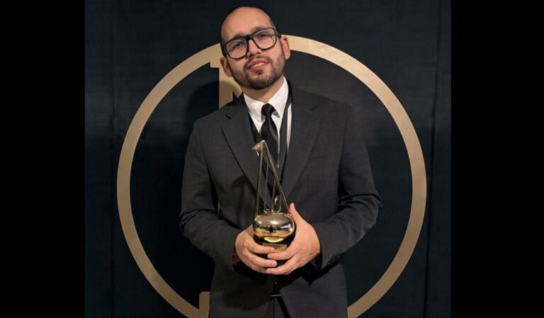 El cantante Samuel Troc gana el premio Arpa en México