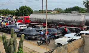 Vecinos de Paraguaipoa bloquean la Troncal del Caribe para exigir gas doméstico