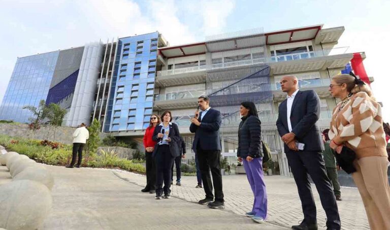 Maduro inaugura la Universidad para las Ciencias Doctor Humberto Fernández Morán