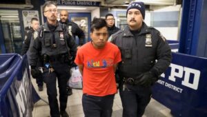 Detienen a hombre que quemó viva a una mujer en el metro de Nueva York