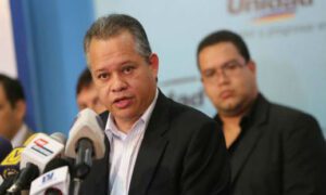 José Luis Cartaya renuncia como secretario general de la MUD
