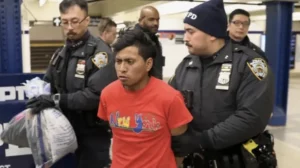 Presentarán 4 cargos contra guatemalteco acusado de quemar a mujer en metro de Nueva York